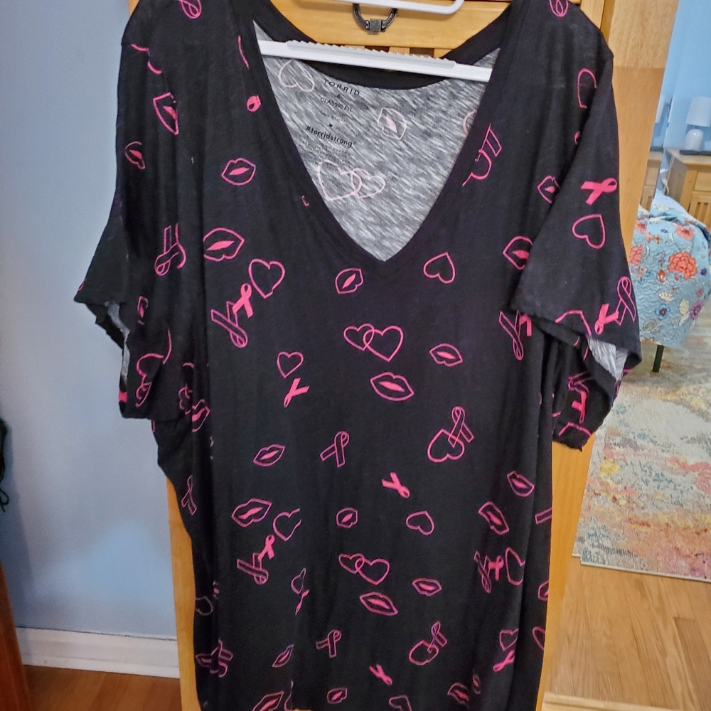 Torrid 6 breast cancer shirt